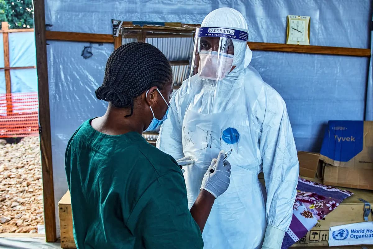 Personal sanitario del Centro Médico Evangélico de Bunia, Congo, el 3 de julio de 2026. (Foto de Dirole Lotsima Dieudonne/AP).
