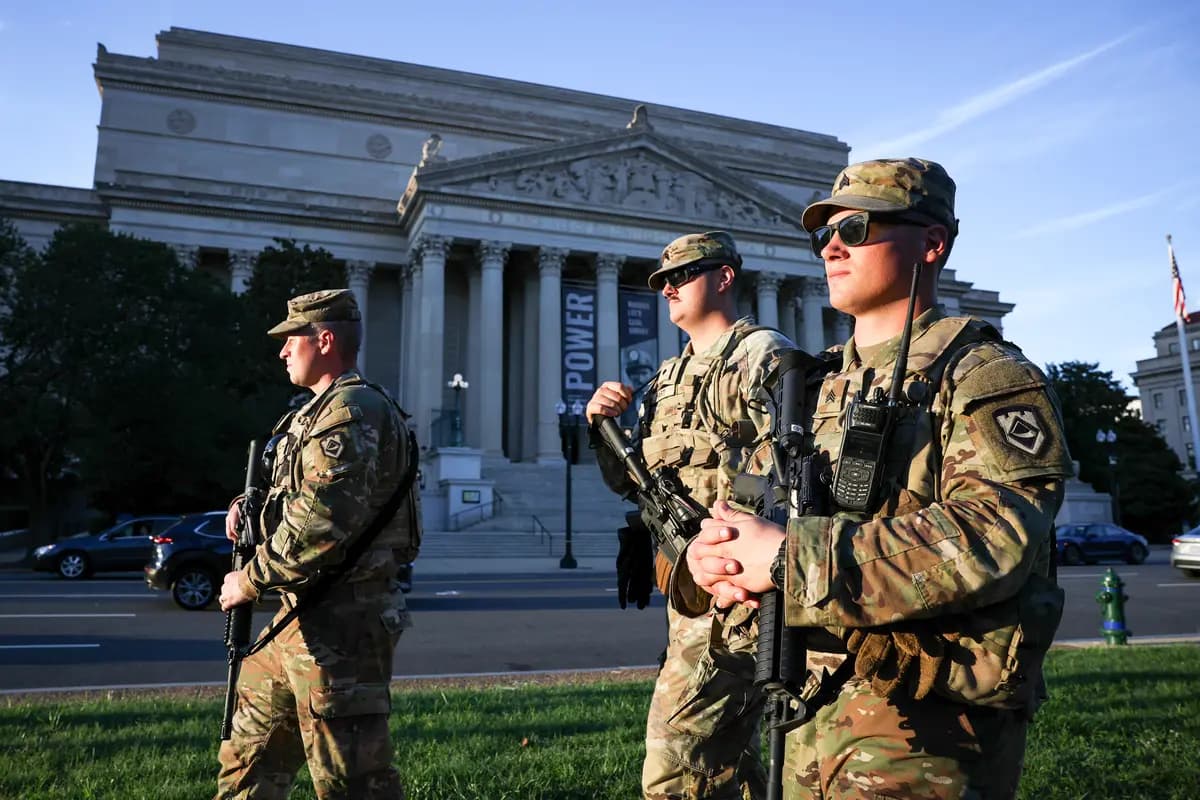 Miembros de la Guardia Nacional, armados con rifles, patrullan la Avenida de la Constitución en Washington el 26 de agosto de 2025. (Win McNamee/Getty Images).