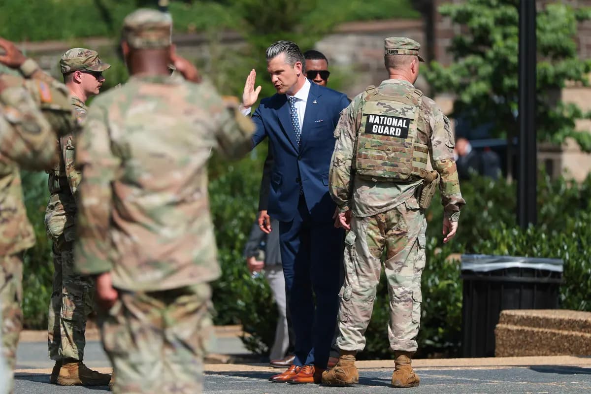 El secretario de Guerra, Pete Hegseth, saluda a miembros de la Guardia Nacional de EE. UU. tras un acto celebrado en el parque Meridian Hill de Washington el 2 de julio de 2026. (Anna Moneymaker/Getty Images).