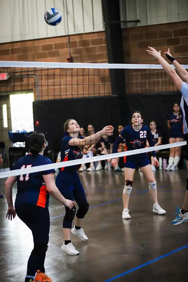 Miembros del equipo universitario femenino de voleibol de las Syracuse Eagles compiten contra la Escuela Cristiana Finger Lakes en Seneca Falls, Nueva York, en marzo de 2026. Este equipo del norte del estado de Nueva York está compuesto por estudiantes que reciben educación en casa y compite contra otros equipos de estudiantes que cursan sus estudios en casa y pequeñas escuelas privadas fuera de las ligas deportivas de las escuelas públicas de Nueva York. (Cortesía de Sherry Luke Photography)