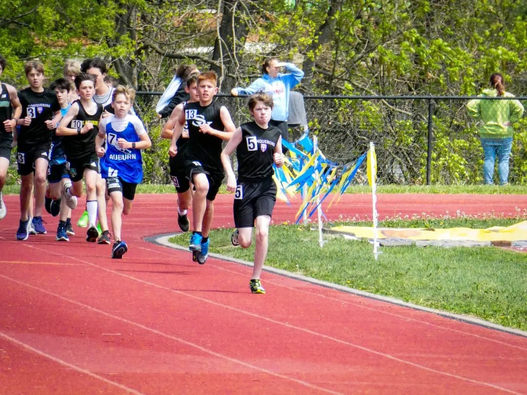 Samuel Palmer, de Roanoke, Virginia, lidera el grupo durante una competencia de atletismo de la escuela secundaria. A Palmer, un estudiante que pronto cursará el primer año de preparatoria y que recibe educación en casa, se le prohíbe competir en el equipo de su preparatoria pública local según las regulaciones vigentes de Virginia. Su familia ha presentado una demanda para impugnar dichas normas. (Cortesía de Daniel Palmer)