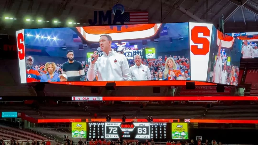 El entrenador en jefe del equipo masculino de baloncesto de la Universidad de Syracuse, Gerry McNamara, aparece en la pantalla gigante del estadio, en esta imagen de archivo. (Cortesía del Departamento de Deportes de la Universidad de Syracuse)