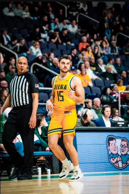 Luke Cecchi, un jugador sin beca del equipo de baloncesto masculino de la Universidad de Siena, compite en un partido en 2025. (Cortesía de Luke Cecchi)