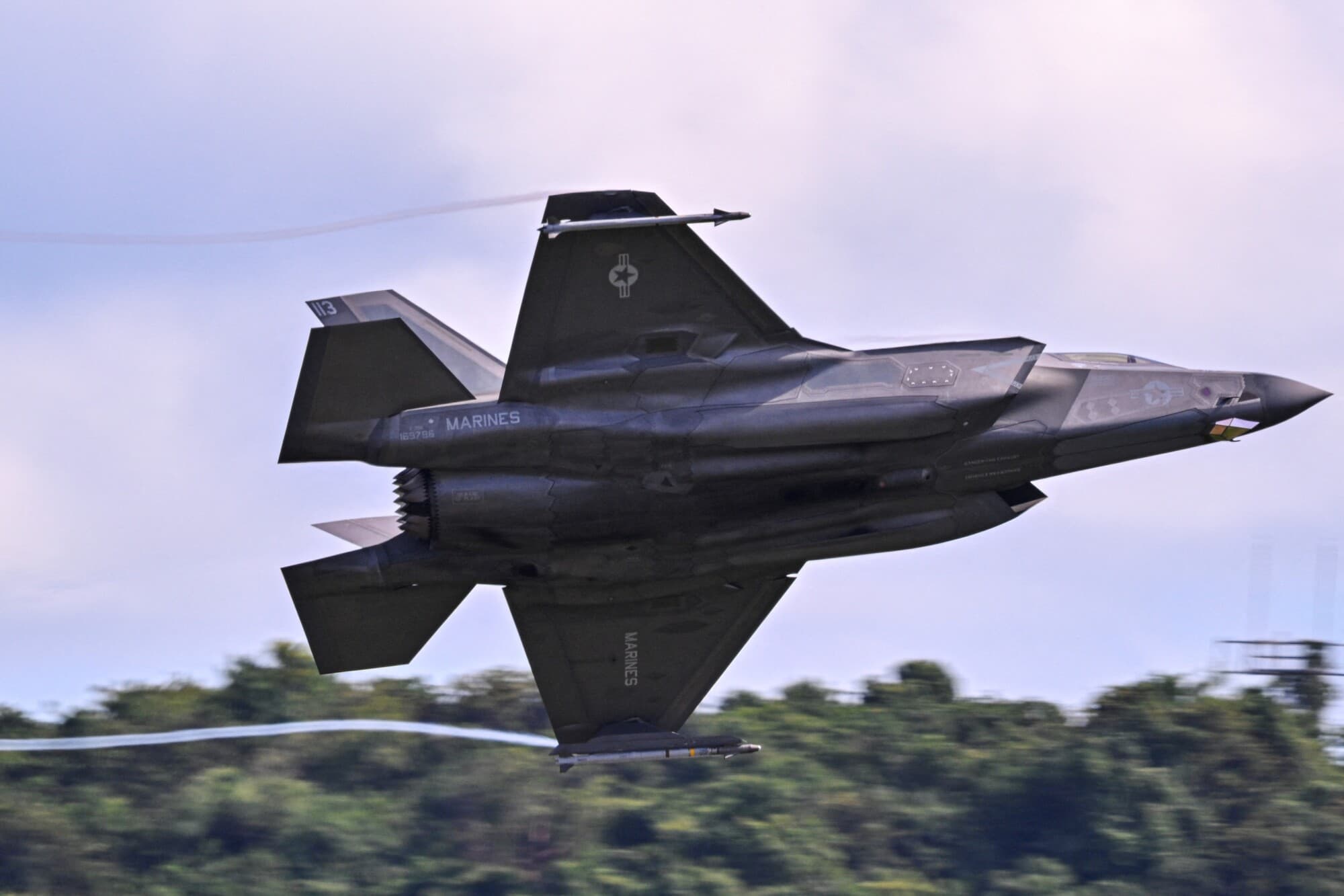 Un F-35B de los Marines de EE. UU. despega del Aeropuerto José Aponte de la Torre, anteriormente conocido como Estación Naval Roosevelt Roads, en La Ceiba, Puerto Rico, el 4 de enero de 2026. (Miguel J. Rodríguez Carrillo / AFP vía Getty Images)