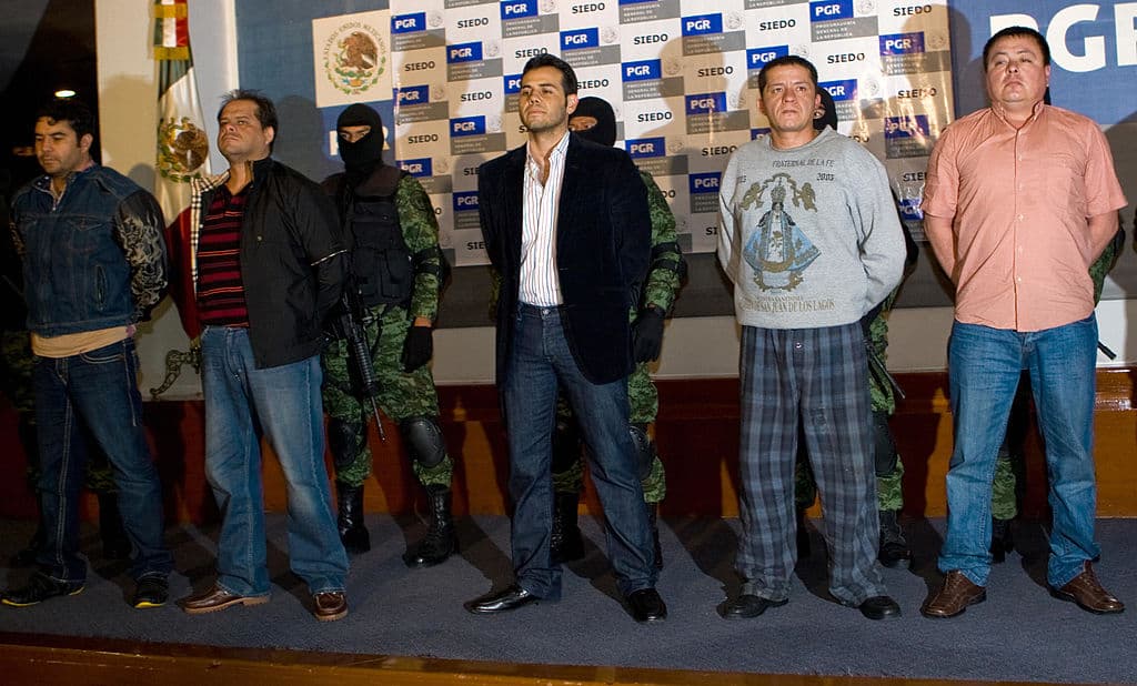 Vicente Zambada Niebla, alias «el Vicentillo», uno de los dirigentes del Cártel de Sinaloa e hijo de Ismael «el Mayo» Zambada, es presentado ante la prensa junto a otros detenidos en la Procuraduría General de la República, en Ciudad de México, el 19 de marzo de 2009. Zambada Niebla había sido detenido el día anterior por miembros del Ejército y de la Policía. Foto: Luis Acosta/AFP vía Getty Images