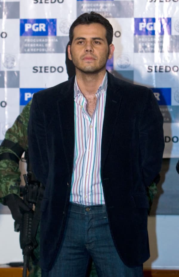Vicente Zambada Niebla, alias «el Vicentillo», uno de los dirigentes del Cártel de Sinaloa e hijo de Ismael «el Mayo» Zambada, es presentado ante la prensa en la Procuraduría General de la República, en Ciudad de México, el 19 de marzo de 2009. Zambada Niebla había sido detenido el día anterior por miembros del Ejército y de la Policía. Foto: Luis Acosta/AFP vía Getty Images