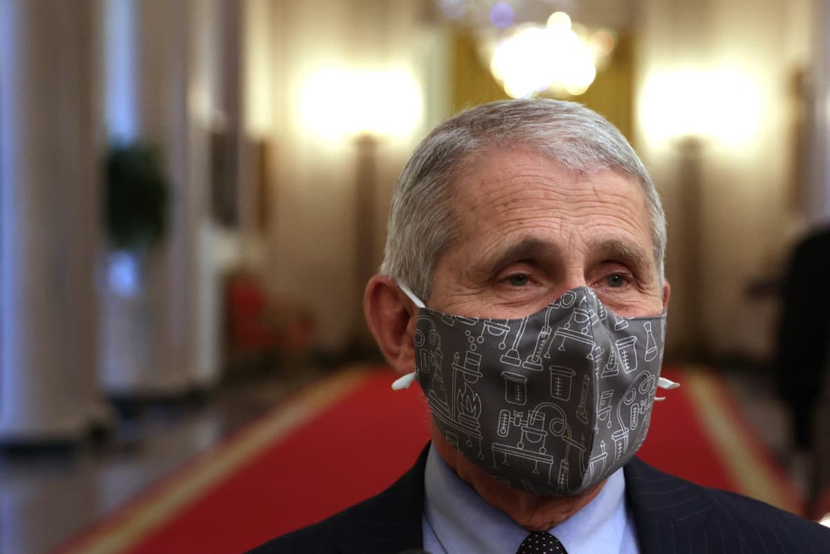 El entonces director del NIAID, Anthony Fauci, habla con miembros de la prensa antes de un evento en el Comedor de Estado de la Casa Blanca, en Washington, el 21 de enero de 2021. (Alex Wong/Getty Images)