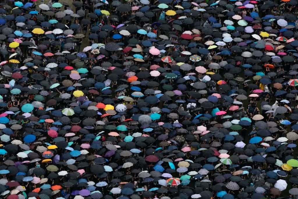 Manifestantes participan en una concentración mientras desfilan por una calle de Hong Kong el 18 de agosto de 2019. (Anthony Kwan/Getty Images).