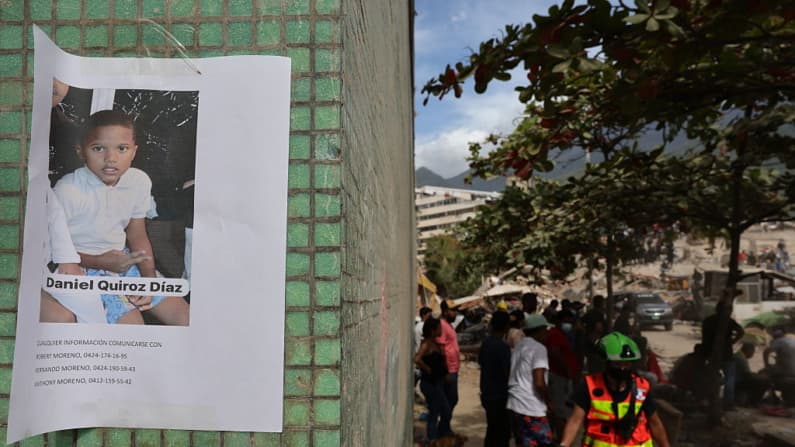 <em>Hoja informativa de un niño desaparecido tras el terremoto que sacudió Venezuela y otras regiones del Caribe, tomada el 28 de junio de 2026 en Caraballeda, La Guaira, Venezuela. Se ha informado de más de 70,000 personas desaparecidas. (Jesus Vargas/Getty Images)</em>