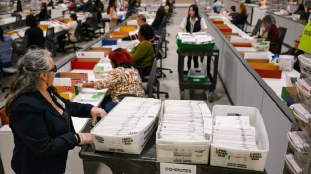 Juez bloquea las restricciones al voto por correo impuestas por Trump en todo el país