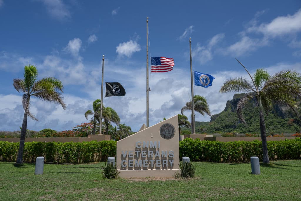Esta fotografía, tomada el 27 de junio de 2024, muestra una vista general del Cementerio de Veteranos de la CNMI en Saipán, en las Islas Marianas del Norte. (YUICHI YAMAZAKI/AFP vía Getty Images)