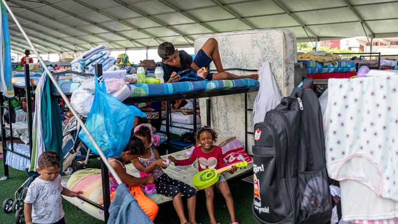 <em>Los niños desplazados por los terremotos del 24 de junio juegan y pasan tiempo en un refugio temporal instalado en el complejo deportivo José María Vargas en Catia la Mar, La Guaira, Venezuela, el 6 de julio de 2026. (Miguel MEDINA/AFP vía Getty Images)</em>