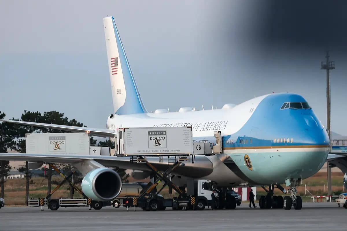 El Air Force One se encuentra en la pista de aterrizaje con un contenedor de catering aeroportuario junto al fuselaje del avión en Ankara, Turquía, el 8 de julio de 2026. (Win McNamee/Getty Images)