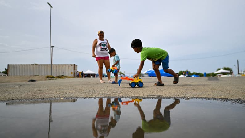 <em>Niños juegan en una calle de Catia La Mar, Venezuela, el 20 de julio de 2026. (Juan BARRETO/AFP vía Getty Images)</em>