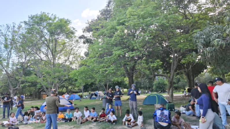 <em>Niños de un campamento para las familias desplazadas por los terremotos del 24 de junio en Venezuela reciben una función infantil de personal de apoyo a la población refugiada. (Yasmila Márquez(The Epoch Times)</em>