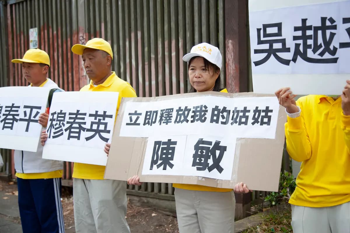 Entre los manifestantes, Joy He exige la liberación de su tía Chen Min en el Consulado Chino en San Francisco el 7 de agosto de 2026. (Lear Zhou/The Epoch Times)