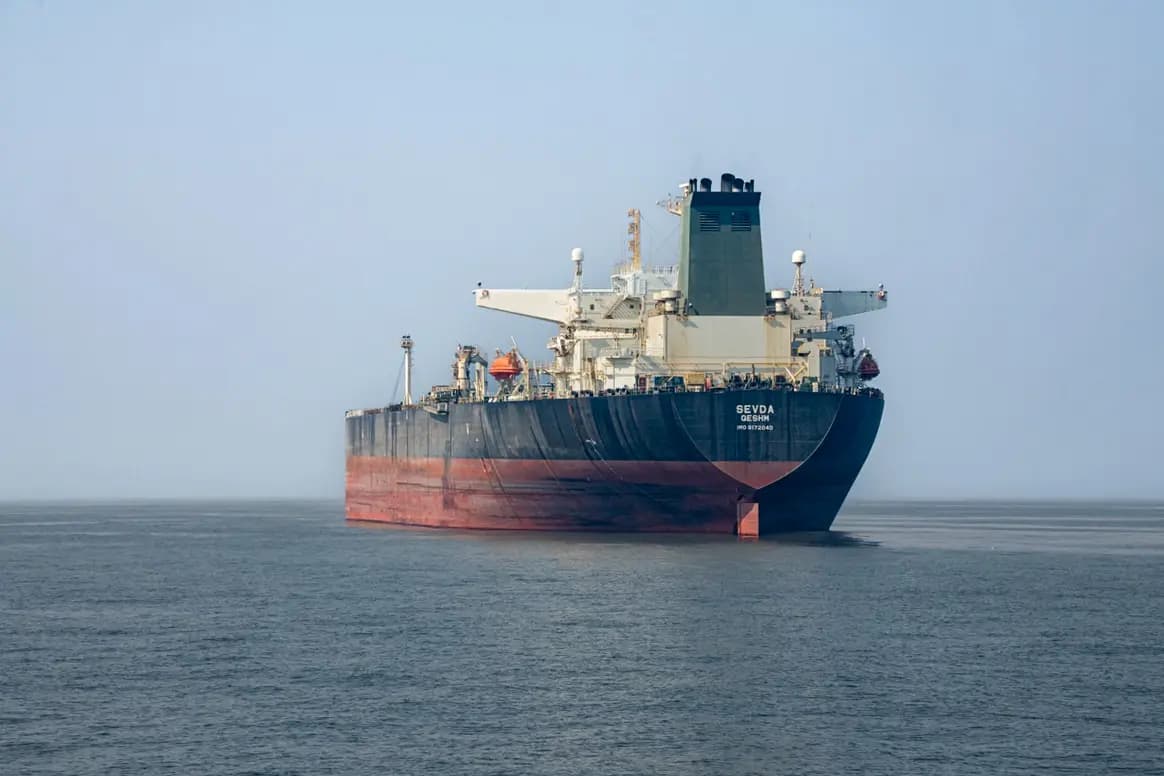 El petrolero iraní Sevda navega cerca de Bandare Asaluyah, Irán, el 27 de enero de 2026. (Middle East Images/AFP vía Getty Images)