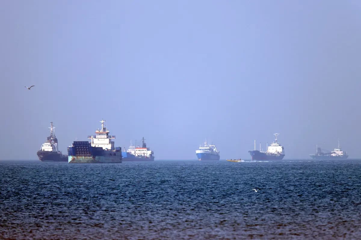 En la imagen se ven buques anclados en el estrecho de Ormuz, frente a Bandar Abbas, en el sur de Irán, el 4 de mayo de 2026. (Amirhossein Khorgooei/ISNA/AFP vía Getty Images)