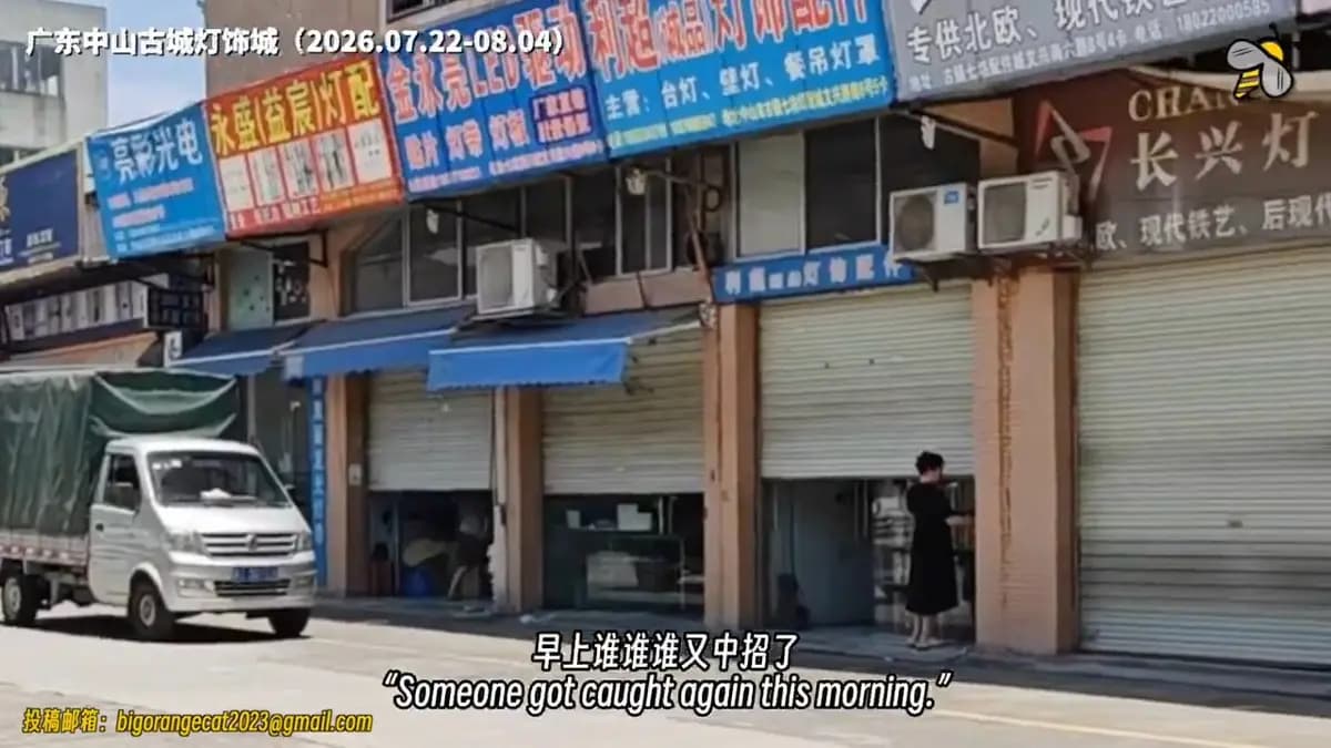 <em>Un trabajador cierra una tienda de iluminación en Guzhen, Zhongshan, provincia de Guangdong. El trabajador comentó que un negocio cercano había sido multado esa misma mañana, lo que provocó que las tiendas de la zona cerraran temporalmente antes de las inspecciones. (Cortesía de YesterdayBigcat/Captura de pantalla vía The Epoch Times).</em>