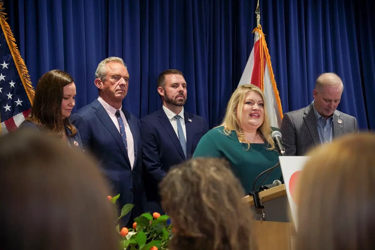 De izquierda a derecha, la senadora Ashley Moody (R Fla.), el secretario de Salud y Servicios Humanos Robert F. Kennedy Jr., el comisionado interino de la Administración de Alimentos y Medicamentos (FDA), Kyle Diamantas, la representante Kat Cammack (R Fla.) y el comisionado de Agricultura de Florida, Wilton Simpson, en una conferencia de prensa en Lakeland, Florida, el 17 de julio de 2026, donde se anunció un cambio en la normativa de la FDA sobre el contenido de azúcar del jugo de naranja pasteurizado. (Foto: Jacob Burg/The Epoch Times)