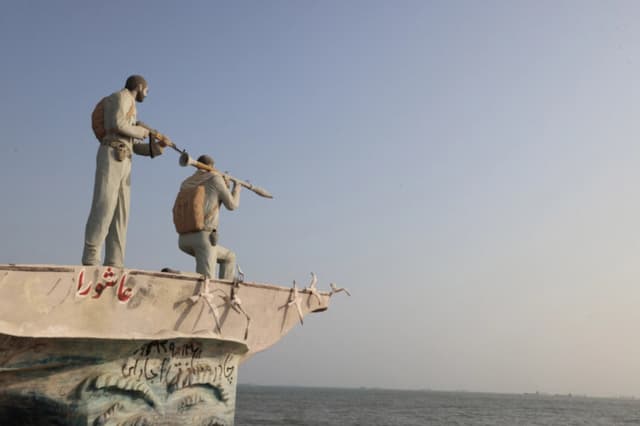Una escultura con vistas al estrecho de Ormuz se observa a lo largo del paseo marítimo en la ciudad portuaria de Bandar Abbas, en el sur de Irán, el 10 de agosto de 2026. (Atta Kenare/AFP vía Getty Images).