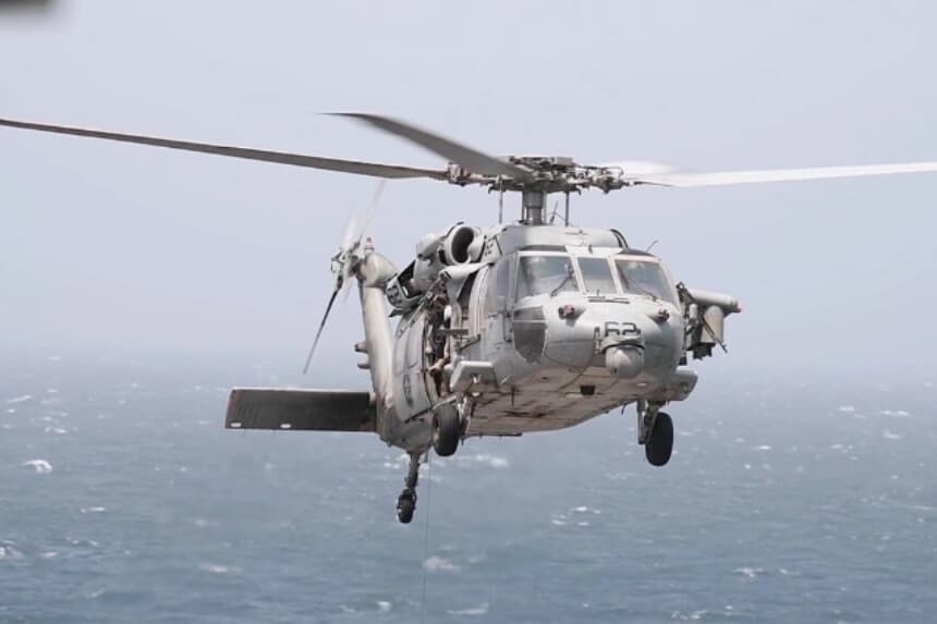 Un helicóptero MH-60 de la Armada de los Estados Unidos en una ubicación desconocida, en una fotografía publicada por el ejército estadounidense el 12 de agosto de 2026. (CENTCOM).