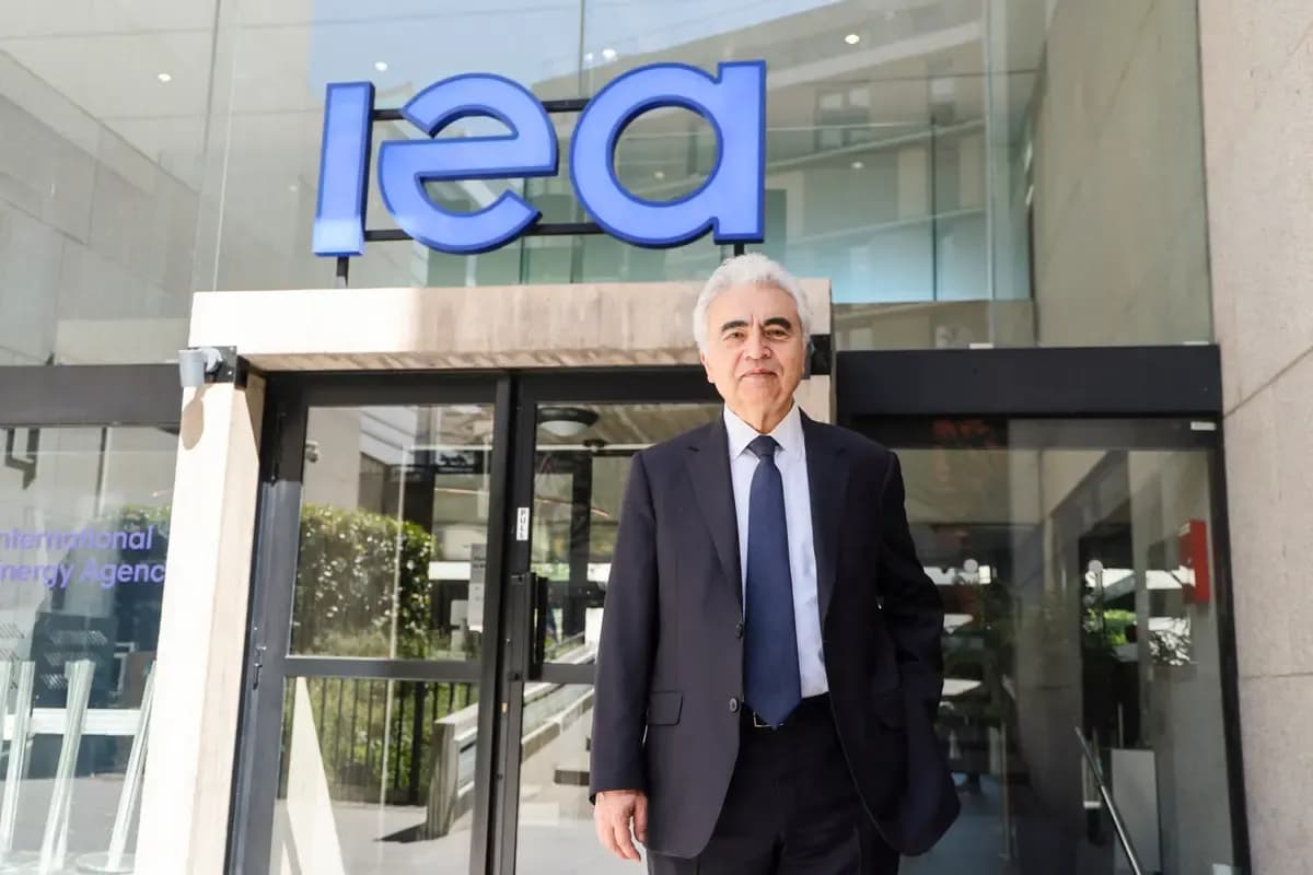 El director ejecutivo turco de la Agencia Internacional de Energía, Fatih Birol, posa para un retrato en la sede de la AIE (Agencia Internacional de Energía) en París, el 30 de abril de 2026. (Ludovic Marin/AFP vía Getty Images).