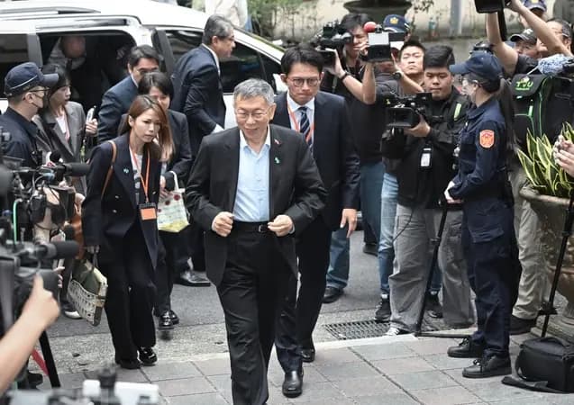 <em>Ko Wen-je llega a la Corte de Distrito de Taipéi en Taipéi el 26 de marzo de 2026. (Song Pi-lung/The Epoch Times).</em>
