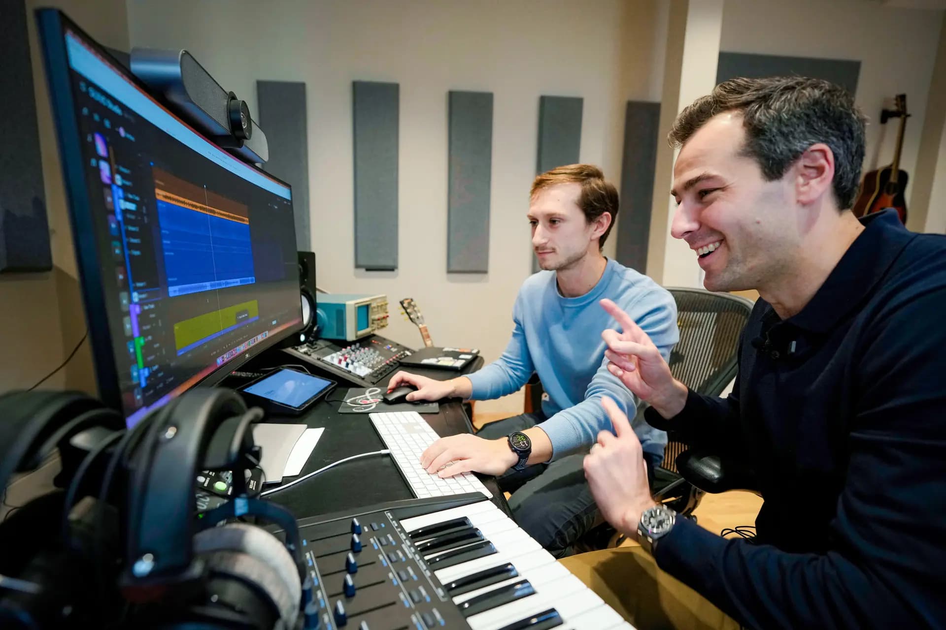 El investigador científico Christian Steinmetz (izquierda) y Mikey Shulman (derecha), uno de los fundadores de la empresa emergente Suno, dedicada a la generación de música mediante IA, colaboran en la creación de una canción en Cambridge, Massachusetts, el 13 de enero de 2026. (Robert F. Bukaty/AP Photo).