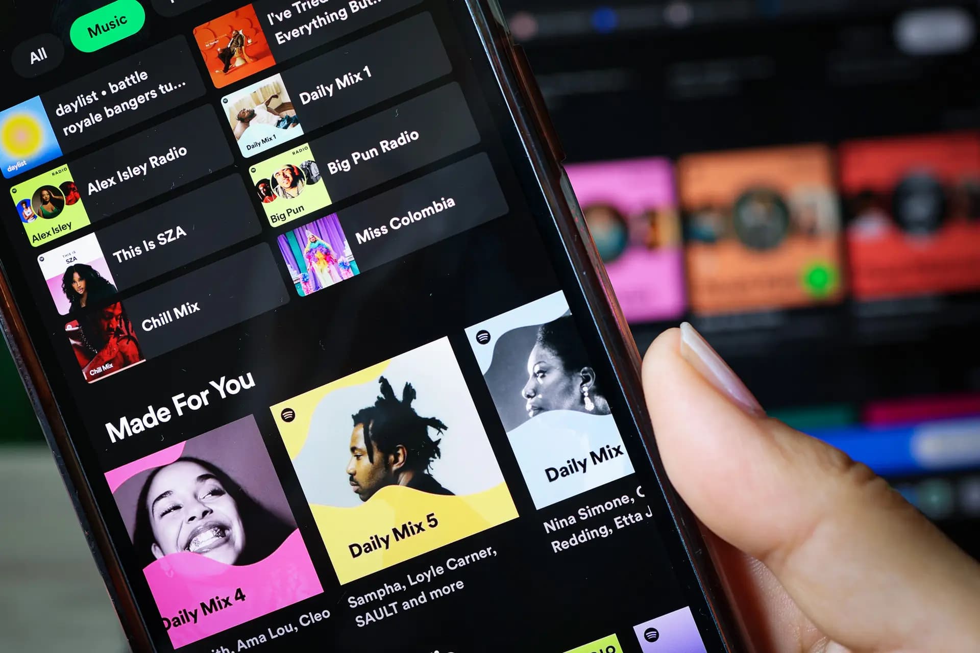 La aplicación de música Spotify se muestra en un teléfono en la ciudad de Nueva York el 4 de junio de 2024. La inteligencia artificial ha provocado un enorme aumento del contenido en los servicios de transmisión. (Ilustración fotográfica de Michael M. Santiago/Getty Images).
