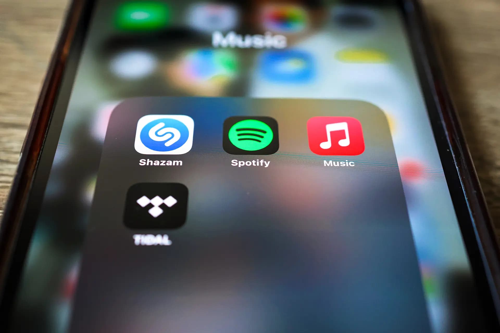 La aplicación de música Spotify se muestra en un teléfono en la ciudad de Nueva York el 4 de junio de 2024. Con las plataformas de streaming inundadas de miles de nuevos lanzamientos a diario, los artistas, las discográficas y los oyentes se ven obligados a desenvolverse en un panorama de contenidos cada vez más saturado. (Ilustración fotográfica de Michael M. Santiago/Getty Images).