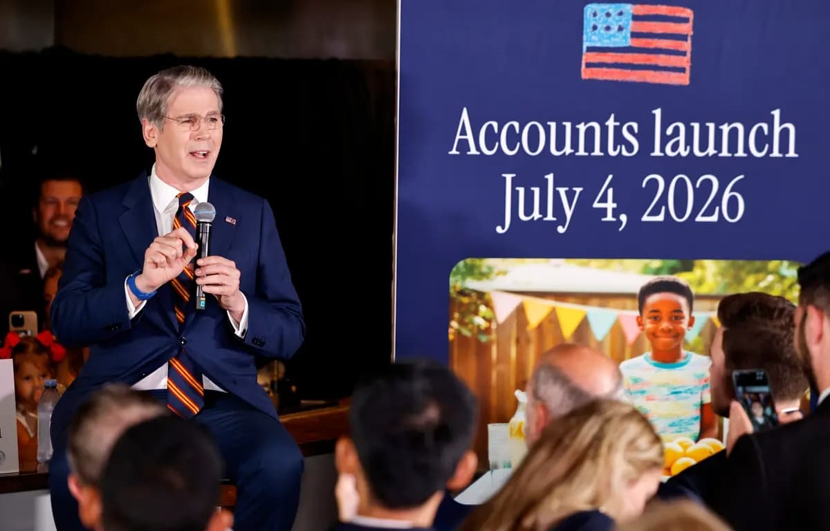 El secretario del Tesoro, Scott Bessent, habla en el restaurante Rustico durante una parada de la "Gira de las Cuentas Trump" en Westlake Village, California, el 29 de mayo de 2026. (Mario Tama/Getty Images)