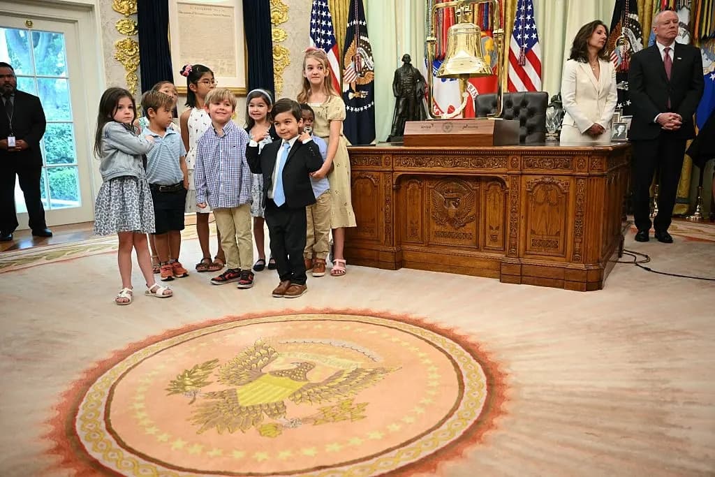 Unos niños observan mientras el presidente Donald Trump pronuncia un discurso durante el lanzamiento de las cuentas de inversión "Trump" en el Despacho Oval de la Casa Blanca, en Washington, el 6 de julio de 2026. (Mandel Ngan/AFP vía Getty Images)