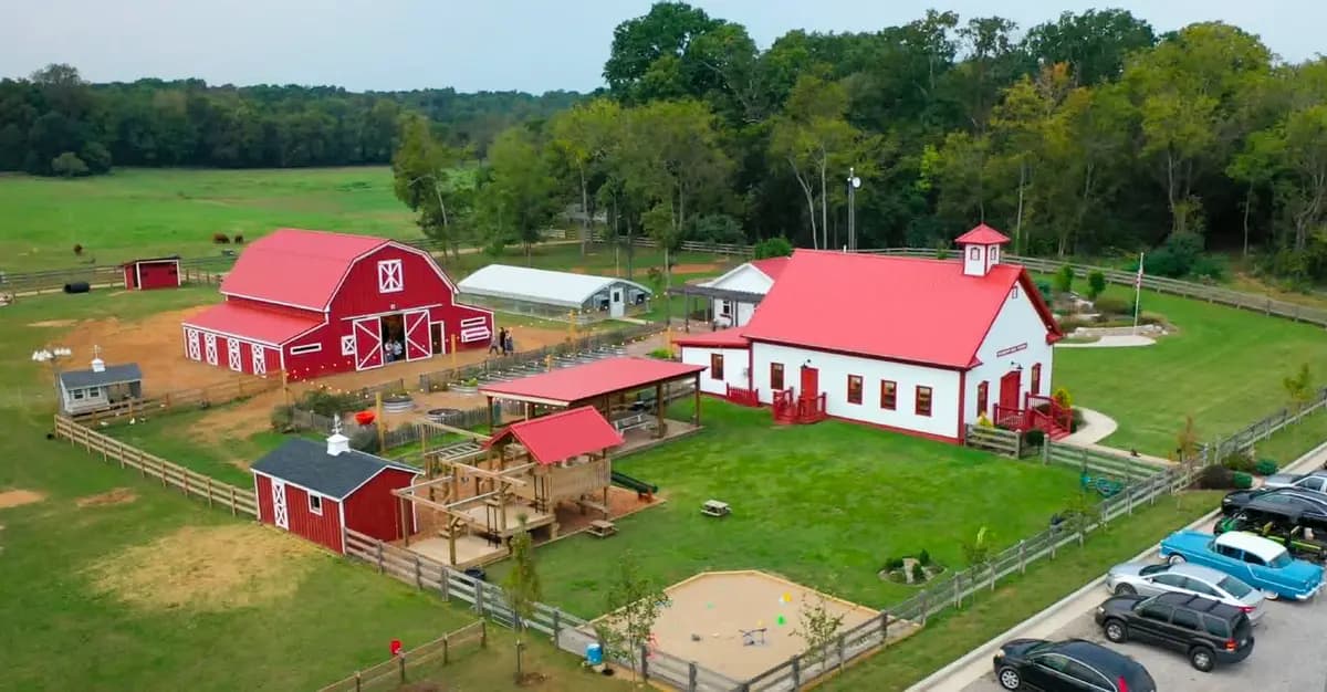 <em>En esta imagen de archivo se muestra Hardison Mill, una escuela rural de una sola aula que el músico Rory Feek construyó en su propiedad de Tennessee. Originalmente creada para educar a su hija tras el fallecimiento de su esposa, la escuela se ha convertido en un pequeño campus con jardines, ganado y espacios de aprendizaje adicionales. (Cortesía de Rory Feek).</em>