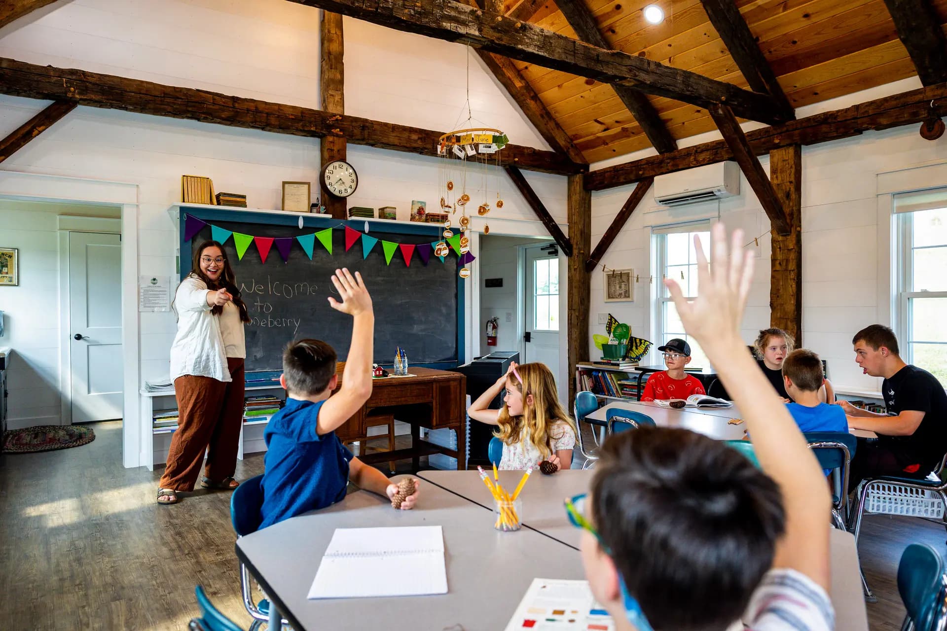 <em>Estudiantes asisten a la escuela Juneberry Hill en Dundee, Ohio, el 21 de julio de 2026. Los Miller construyeron la escuela de una sola aula utilizando materiales de una escuela del siglo XIX y contrataron a una maestra para dirigir una cooperativa de educación en el hogar para familias que buscan una alternativa a las aulas convencionales. (Jonathan D. Williams para The Epoch Times).</em>
