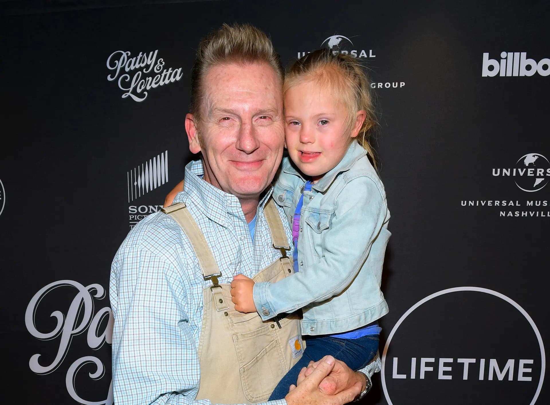 <em>Rory Feek y su hija, Indiana Feek, asisten a una proyección especial y recepción de "Patsy & Loretta" en el Teatro Franklin en Franklin, Tennessee, el 9 de octubre de 2019. (Jason Kempin/Getty Images para Lifetime).</em>
