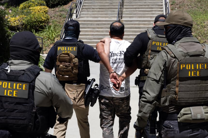 ICE equipará a sus agentes con guantes que pueden dar descargas eléctricas