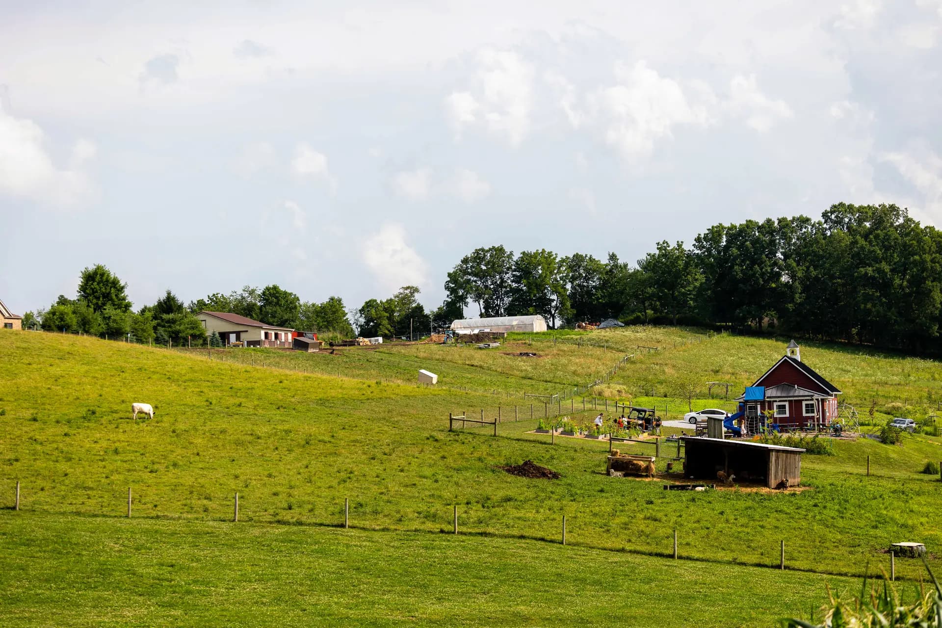 <em>Campos rodean la escuela Juneberry Hill en Dundee, Ohio, el 21 de julio de 2026. Los estudiantes pasan tiempo al aire libre todos los días, sin importar el clima, ya que los jardines, campos, graneros y pastos sirven como extensiones del aula, dijo Lisa Miller. (Jonathan D. Williams para The Epoch Times).</em>