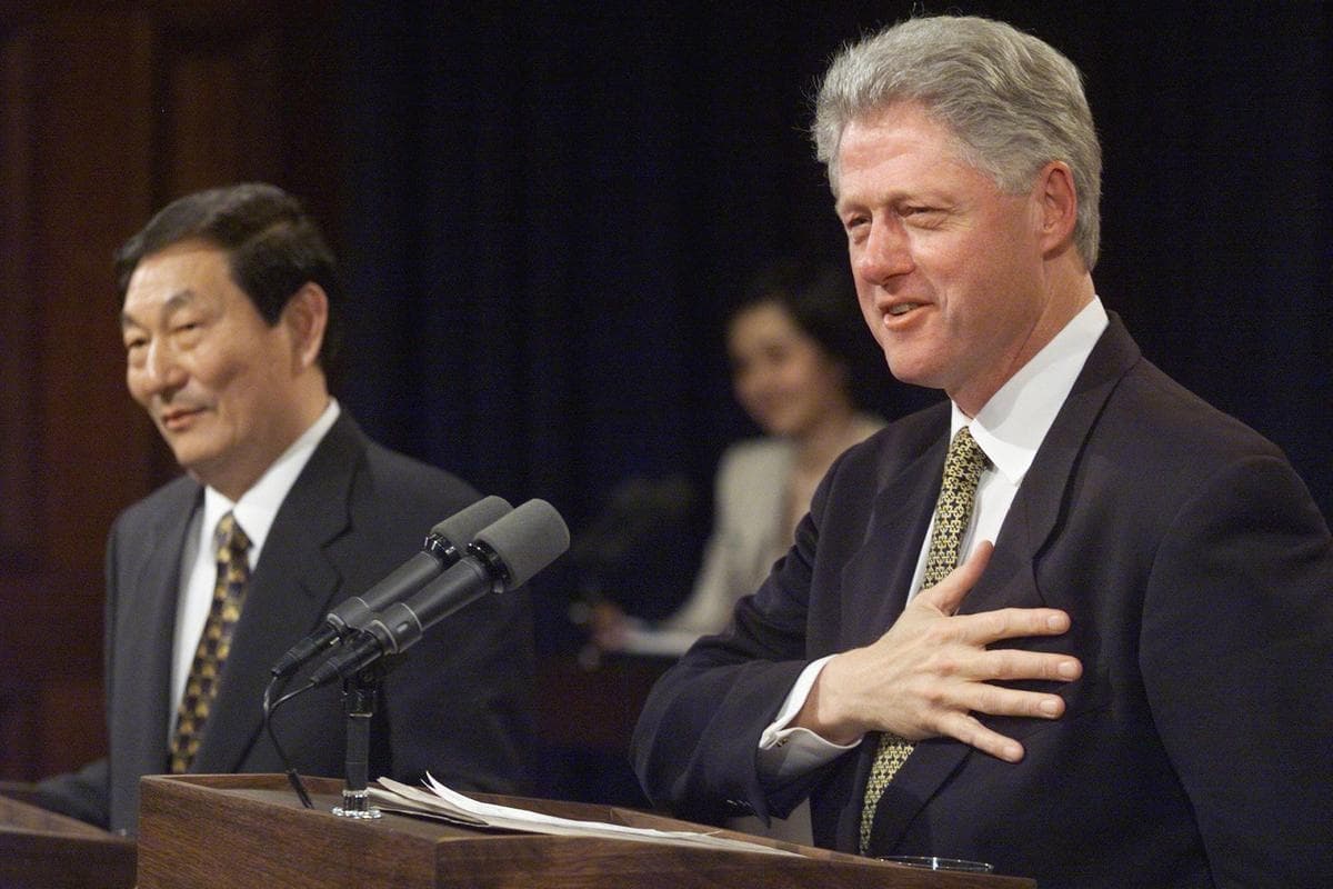 El presidente de Estados Unidos, Bill Clinton (a la derecha), responde a una pregunta mientras el primer ministro chino, Zhu Rongji, observa durante una conferencia de prensa conjunta en el Edificio Antiguo de Oficinas Ejecutivas en Washington, el 8 de abril de 1999. (Tim Sloan/AFP vía Getty Images)