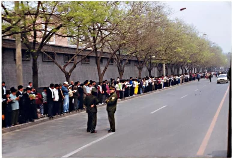 Los practicantes de Falun Gong reclaman pacíficamente un trato justo en la calle Fuyou de Beijing el 25 de abril de 1999. El Partido Comunista Chino utilizó este evento con fines propagandísticos y lo empleó como pretexto para lanzar una brutal campaña de persecución que continúa hasta el día de hoy. (Minghui.org)