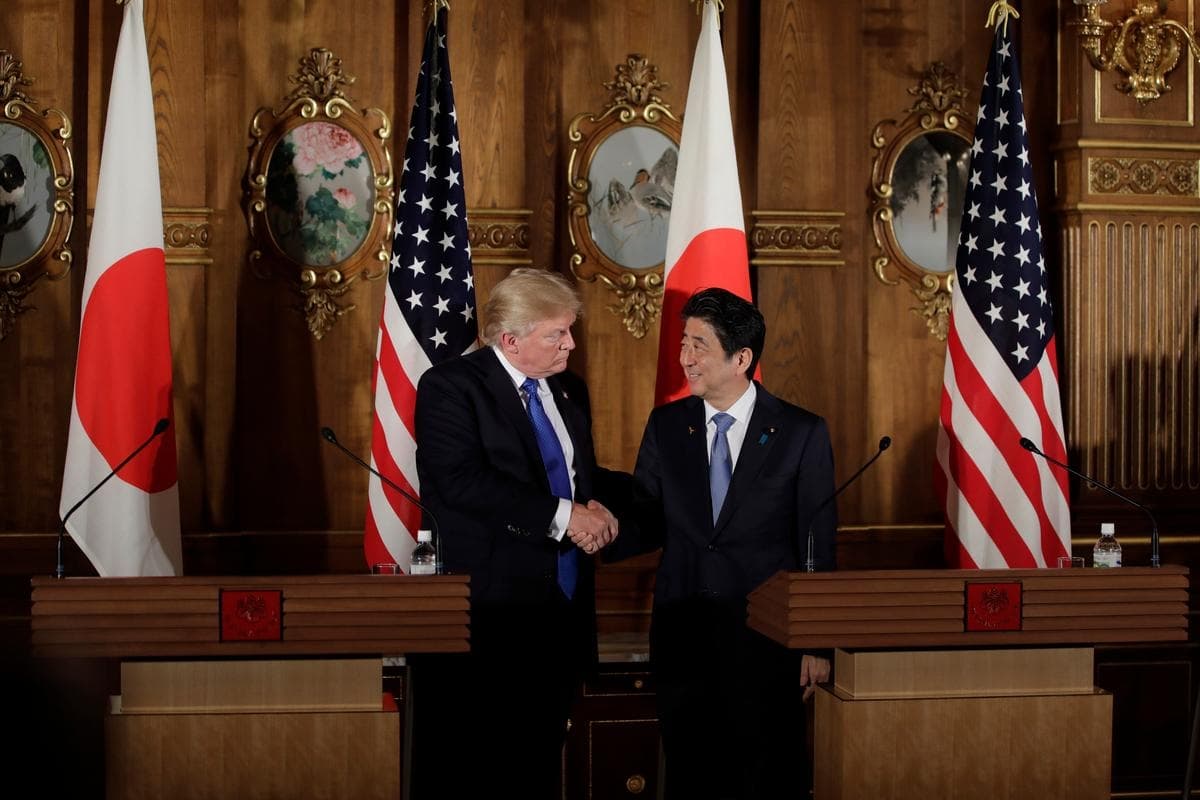 El presidente Donald Trump le da la mano al primer ministro de Japón, Shinzo Abe (derecha), durante una conferencia de prensa en el Palacio de Akasaka, en Tokio, el 6 de noviembre de 2017. (Kiyoshi Ota/AFP/Getty Images)
