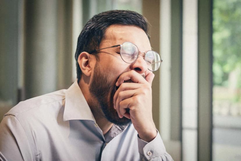 Somnolencia después de las comidas: un médico de medicina tradicional china revela las posibles causas. (MAYA LAB/Shutterstock).