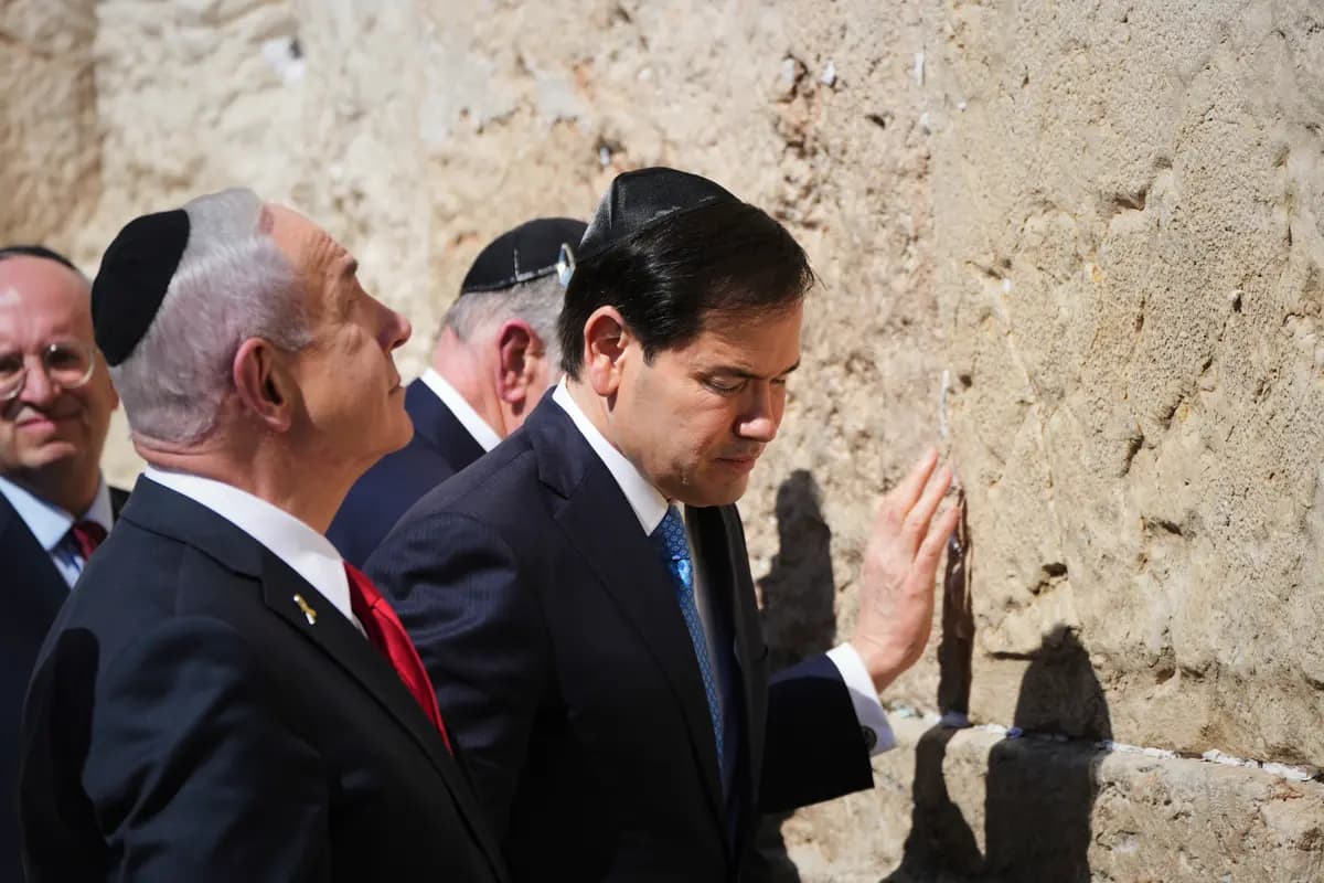 <em>El primer ministro israelí, Benjamin Netanyahu (izquierda), y el secretario de Estado estadounidense, Marco Rubio (derecha), visitan el Muro de las Lamentaciones en la Ciudad Vieja de Jerusalén el 14 de septiembre de 2025. (Foto de Ariel Schalit/AP).</em>