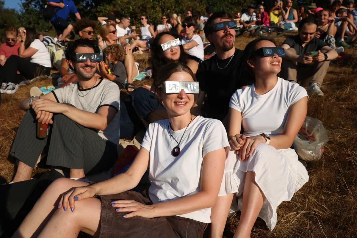 La gente se reúne para observar el eclipse solar parcial en Greenwich Park, en Londres, el 12 de agosto de 2026. Este eclipse solar parcial es el de mayor cobertura durante un eclipse observado desde el Reino Unido desde 1999, con la Luna cubriendo entre el 90 y el 96 por ciento del Sol. (Dan Kitwood/Getty Images)
