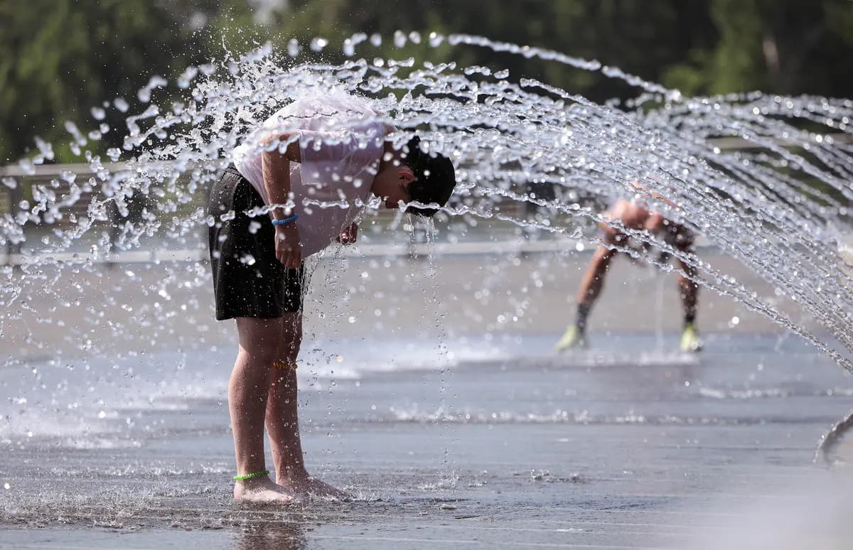 La gente se refresca en una fuente en el Georgetown Waterfront Park de Washington, el 2 de julio de 2026. (Kevin Dietsch/Getty Images)