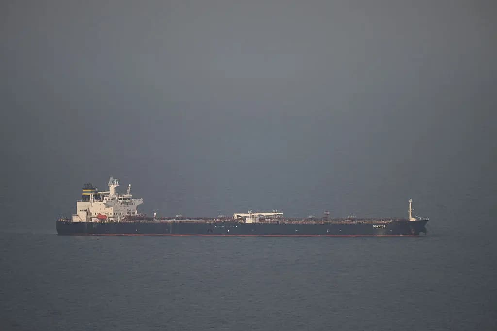 Vista general del buque Smyrtos detenido fuera del puerto de Portland, Inglaterra, el 15 de junio de 2026. (Finnbarr Webster/Getty Images)