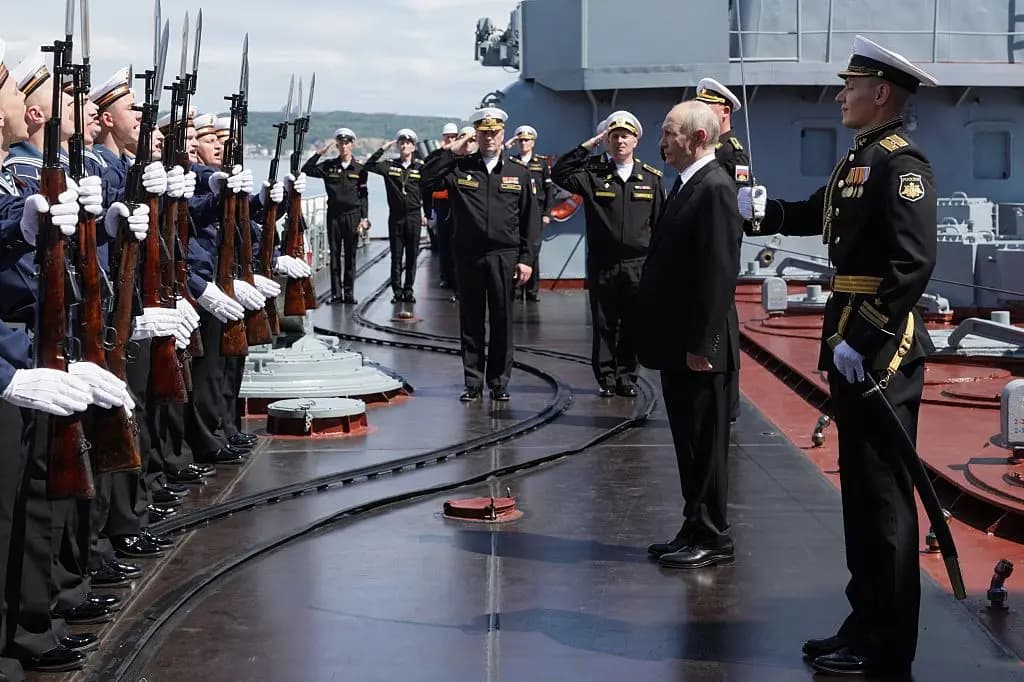 El presidente ruso Vladimir Putin visita el crucero de misiles guiados Varyag de la Armada rusa mientras supervisa la fase final de unas maniobras navales de la Flota del Pacífico en la isla de Sajalín, en el extremo oriental del país, el 12 de agosto de 2026. (Gavriil Grigorov/ AFP vía Getty Images)