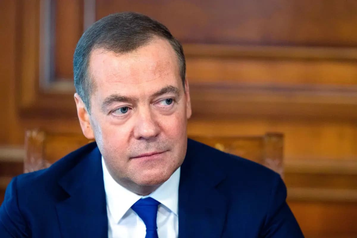 El expresidente ruso y actual vicepresidente del Consejo de Seguridad, Dmitry Medvedev, habla con medios rusos en la residencia estatal de Gorki, en las afueras de Moscú, el 23 de marzo de 2023. (Ekaterina Shtukina/vía AP)