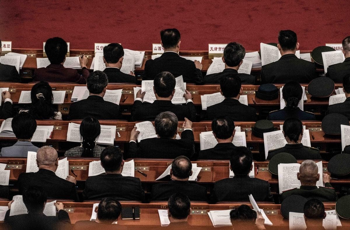 Los delegados chinos siguen atentamente un discurso durante la sesión inaugural de la Asamblea Popular Nacional en el Gran Salón del Pueblo en Beijing, China, el 5 de marzo de 2026. (Kevin Frayer/Getty Images)
