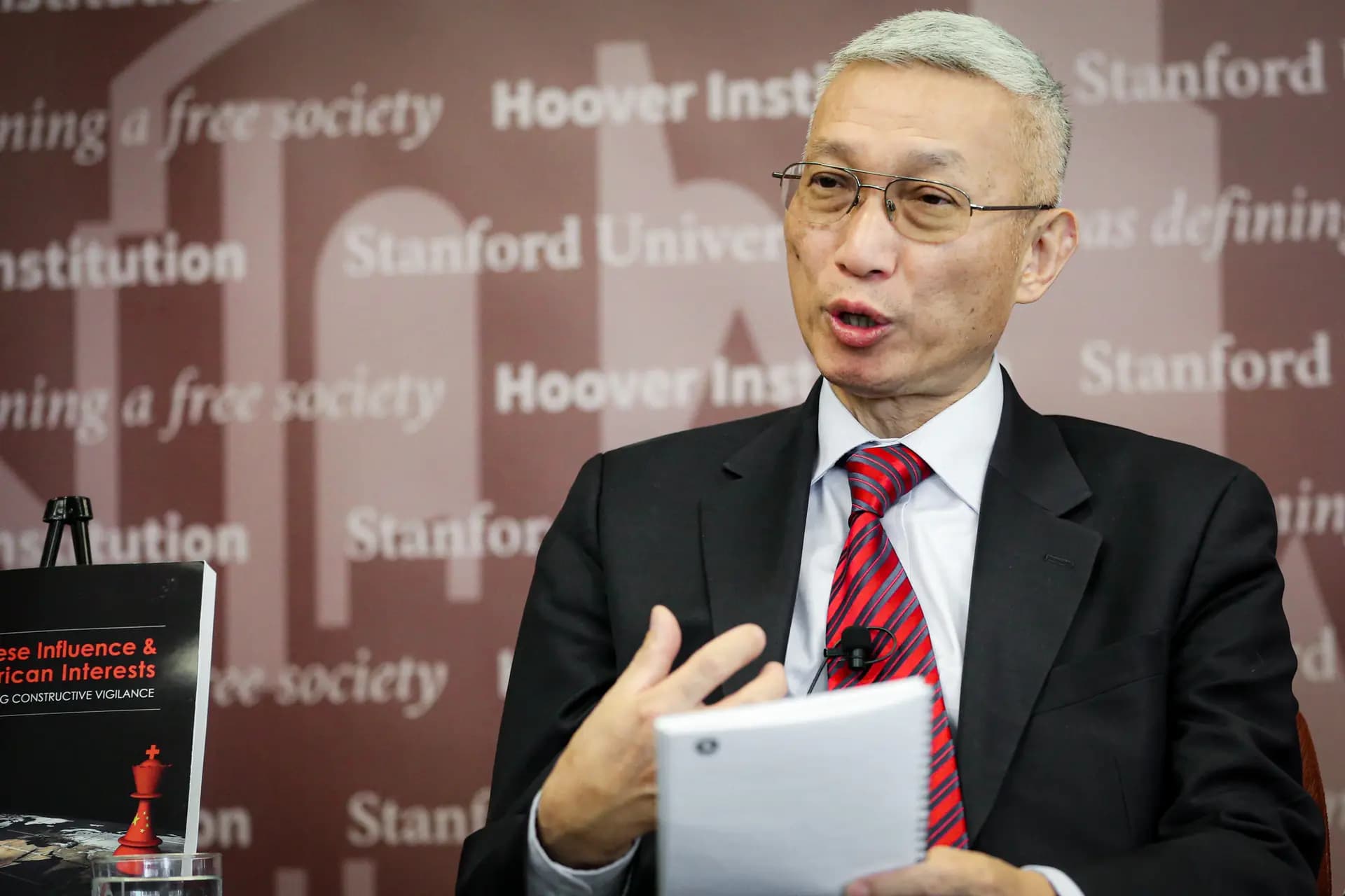 Minxin Pei, profesor de ciencias políticas en el Claremont McKenna College, interviene en un evento celebrado en la Institución Hoover de Washington el 29 de noviembre de 2018. Pei señaló que el Partido Comunista Chino encontró una forma más económica de vigilar a un número mucho mayor de personas a través de un programa público denominado "línea de defensa del pueblo", que se basa en la educación sobre seguridad nacional en las escuelas y los lugares de trabajo, así como en una línea directa para denunciar a presuntos espías. (Jennifer Zeng/The Epoch Times).